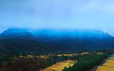 春雪과 안개를 뒤집어 쓴 "울산바위" !