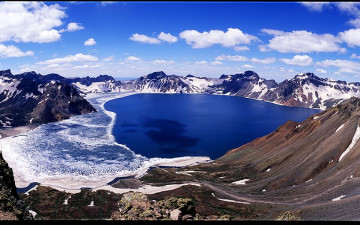 남파에서 본 백두산 천지의 6월30일경