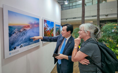 인천공항 전시회 관람객(1)