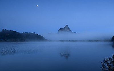 새벽에 본 암봉