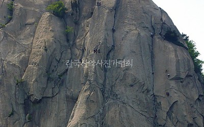 바위를 오르는 사람들 - 북한산 인수봉