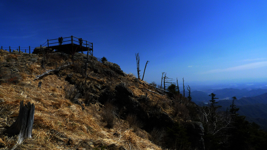 전망데크 작업과 연관이 있어 보였습니다.
전력을 사용하여 용접과 절단 작업을 한 흔적들이 있었습니다.