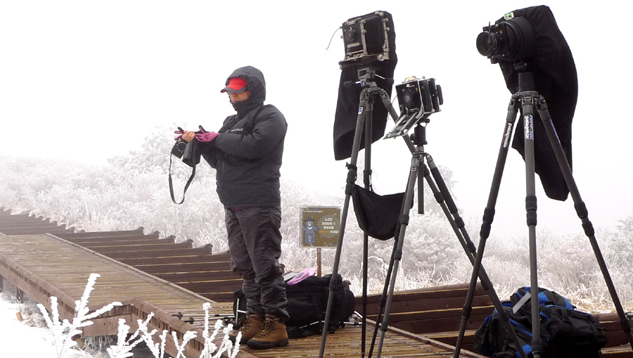가운데  린씨 가문의 컬렉션..
58에 밀려서  그 명문가의 자손이  왜소해보입니다..

좌측 분은 광주에서 오신 여성 산악인..
버너를 빌려주시고 김치도 주시고 재미있는 말씀도.
감사드림니다..  
또 뵙게 되길 바라고  저희 홈에도 자주 오시길 바람니다.

