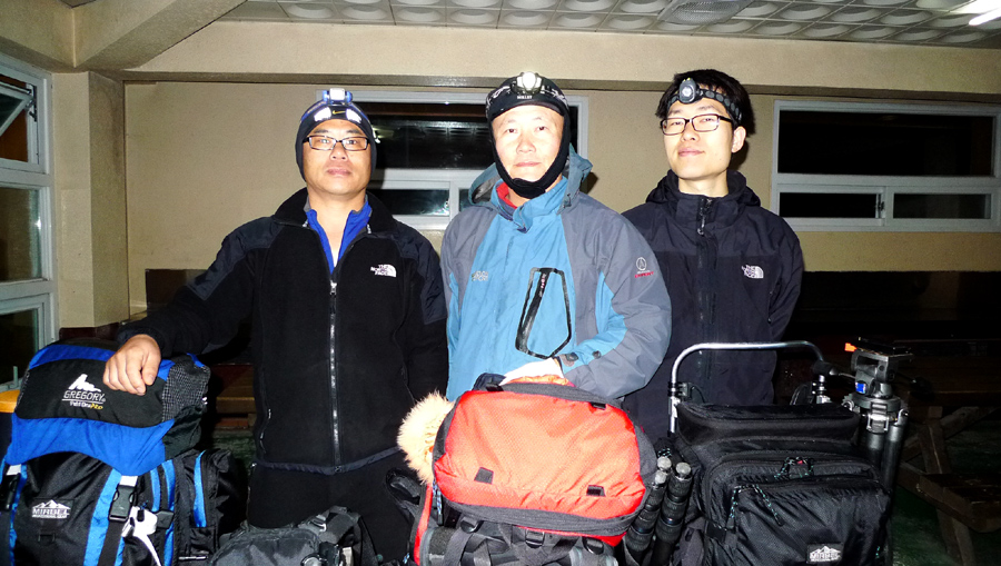 7시에 만나기로 한 상큼한 청년  조준과  뱀사골 산채 식당에서 만났습니다.
오랜만에 반야님도 만나고  바우도 만나서  몇 순배의 뜨거운 술을 마시고.
조준과  펜션을 빌려  자고 새벽에 오기로 한 서명원님과 03시에 만나서 
노고단 대피소로 갑니다.
 이석찬 부이사장님을 성삼재에서 만나 같이 새벽 길을 오름니다.
