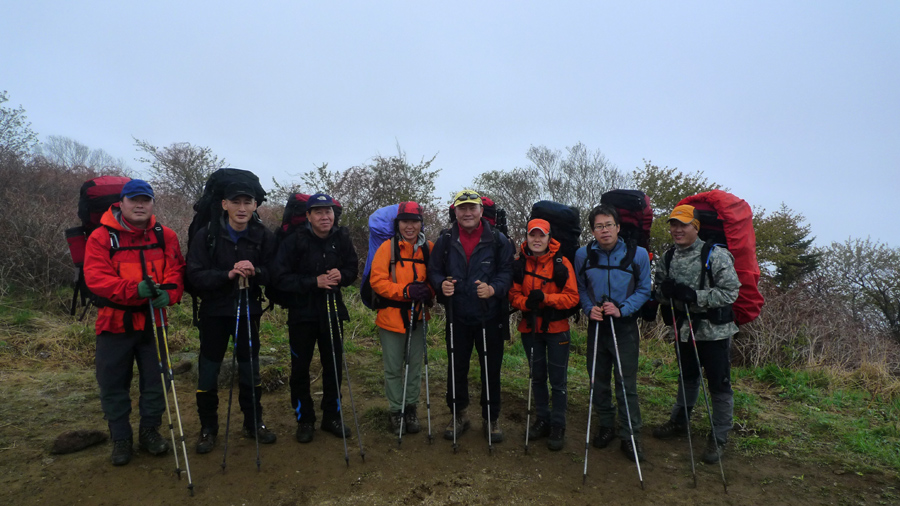 열혈 산꾼들 비를 온 몸으로 맞고비박지에서 만난 지리99의 반가운 얼굴들
기쁜인연님, 이우식님. 김정주님 .슬이님.그리고 산랑님과 기념 촬영.
아침식사후 광양의 이현호님과 헤어져서 장터목으로 이동하다..


