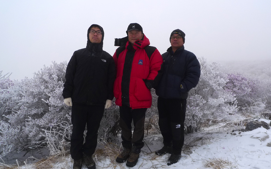 6시간째  하늘 열리기만 기다리는  중..
봄과 겨울이 공존하는 지리의  망한중입니다.