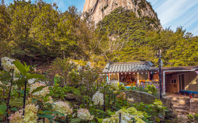 하산길에 만난 인수봉