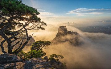 운해속에 갖힌 자운봉