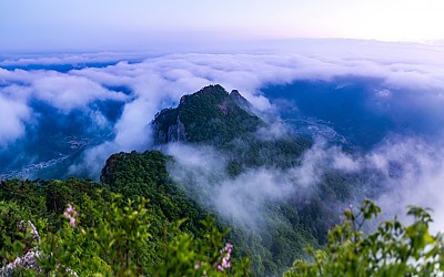월악의 중봉과 하봉에는