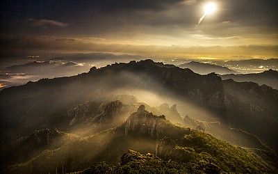 보름달이 저무는 새벽