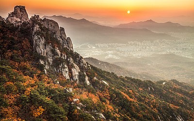 선인봉 너머로 가을 일출을