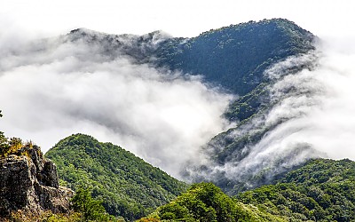 무너미 고개를 넘어가는 운해의 물결