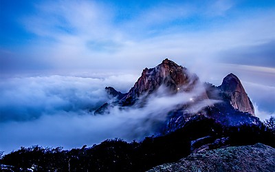 백운봉을 휘감아 도는 운해의 습격