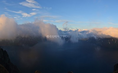 우리민족의 "靈山"  백두산 의 일출