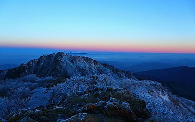 겨울산의 여명