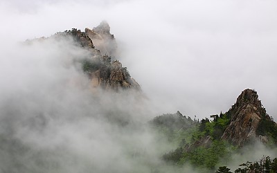 암봉의 운무