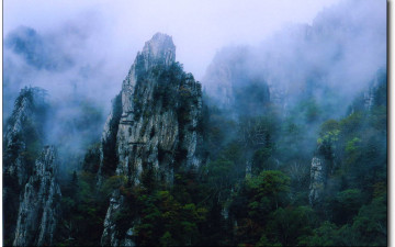 설악산 세존봉 아래에서 공룡능선 쪽으로