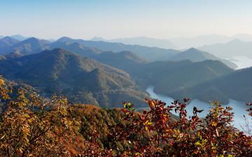 충주호와 어울어진 능선