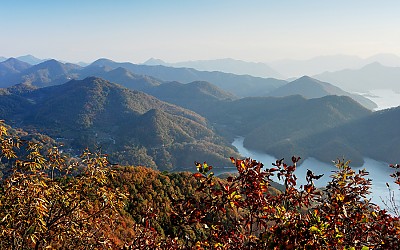 충주호와 어울어진 능선