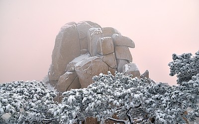 도봉산 자운봉의 눈내린 아침