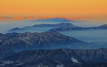 백호랑이 길게 누운 명산