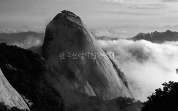 북한산 인수봉과 운해
