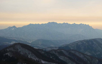 멀리서 본 도봉산의 주능