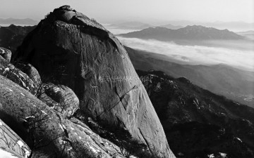 초설이 내린날 의 인수봉