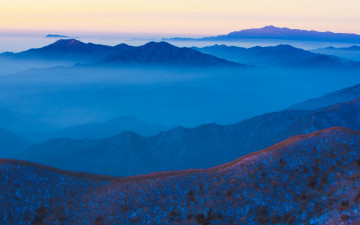 능선에 내리는 첫 빛.
