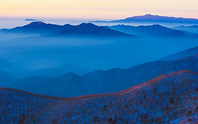 능선에 내리는 첫 빛.