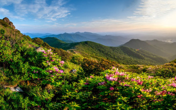 덕유산을  넘어가는 해