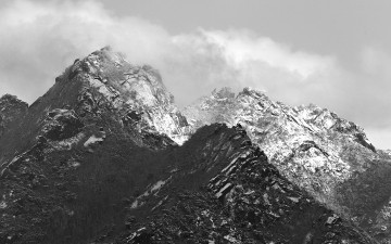 북한산의 뒷모습