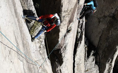 암벽을 오르는 사람들
